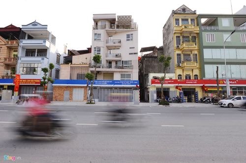 'Đồng phục' biển hiệu quảng cáo gây xôn xao