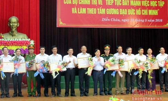 Tuyên dương điển hình học tập và làm theo tấm gương đạo đức Hồ Chí Minh