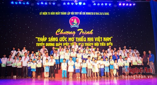 TP Vinh trao 75 suất học bổng 'Thắp sáng ước mơ thiếu nhi Việt Nam'