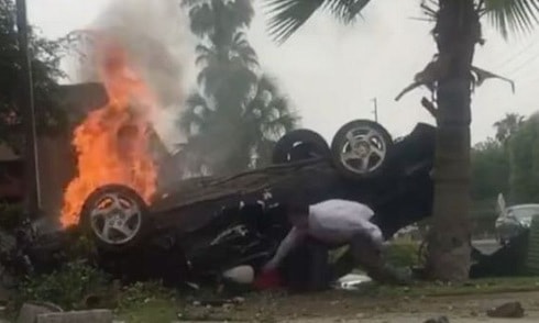 Lao vào xe bốc cháy cứu sống tài xế