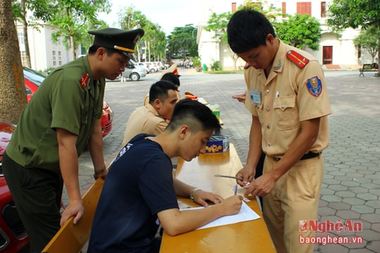 Học sinh được làm thủ tục đăng ký xe máy điện tại trường học