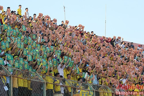 Hình ảnh cổ động viên SLNA phủ vàng sân Chi Lăng