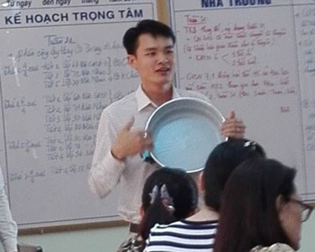 Xử lý nhân viên bán chảo đa năng rởm trong trường học vào giờ họp