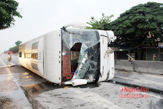 Nghệ An: Xe khách Hoàng Long lật ngang, hàng chục hành khách thoát nạn