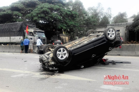 Xế hộp lật nhào, 'phơi bụng' giữa quốc lộ 1A