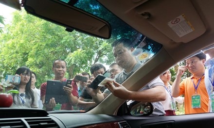 Dán thẻ thu phí cầu đường không dừng cho ô tô