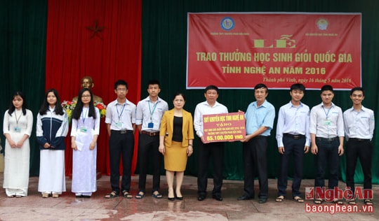 Nghệ An: Trao thưởng cho 85 học sinh trường Phan đạt giải quốc gia