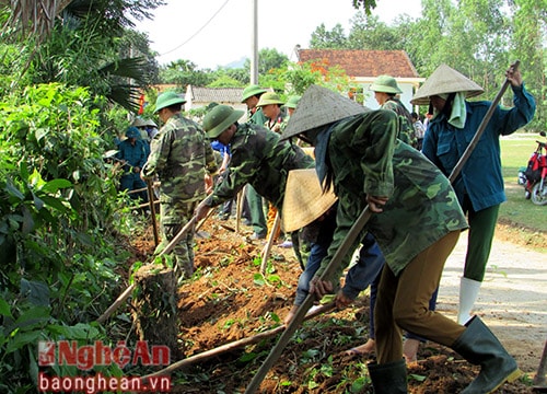 Bộ đội giúp dân làm đường nông thôn mới