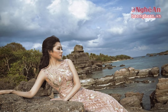 Hoa hậu Nguyễn Thị Huyền hóa thân thành nữ thần