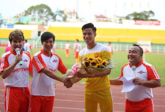 Trận bóng của Quế Ngọc Hải, Hoàng Bách với các sao thu hơn 114 triệu đồng làm từ thiện