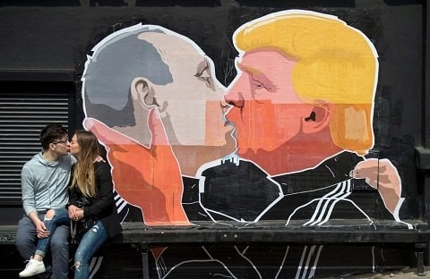 ​Ông Trump và ông Putin 'hôn nhau'?