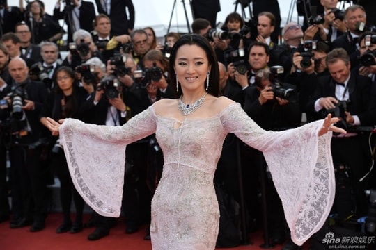 Sao nữ Hoa ngữ bị 'đuổi' vẫn chen vào khung hình của MC tại Cannes