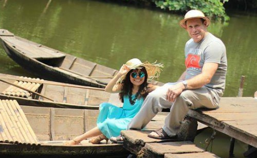 Ngưỡng mộ tình yêu cổ tích của cô gái Việt cao 1,3m với ông chủ tiệm ôtô