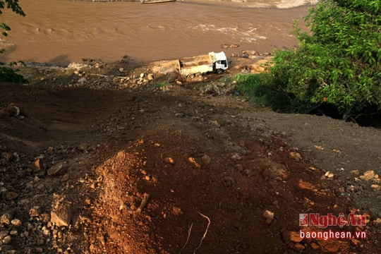 Nghệ An: Xe tải mất phanh bất ngờ lao xuống vực