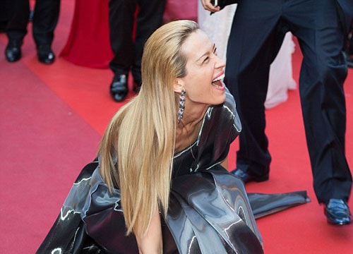 Siêu mẫu 'vồ ếch' trên thảm đỏ