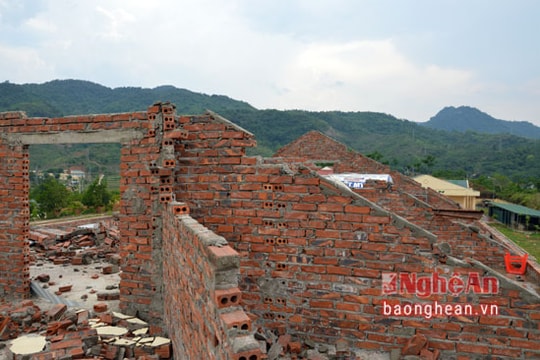 Nghệ An: Lốc xoáy thổi bay mái ký túc xá trường nội trú