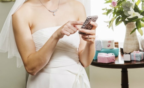 Chú rể đòi ly dị vì đêm động phòng cô dâu mải nhắn tin