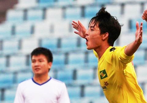 Trung vệ Hoàng Văn Khánh sắm vai 'Thánh Gióng xứ Nghệ'