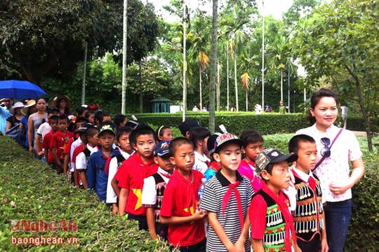 Từ biên giới Nậm Cắn về thăm quê Bác