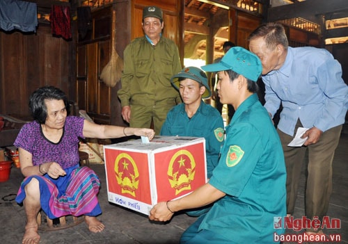 5.000 cử tri huyện miền núi Con Cuông (Nghệ An) tham gia bầu cử sớm