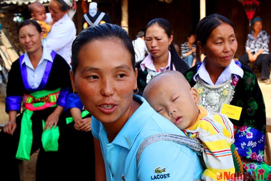 Phụ nữ Mông Kỳ Sơn địu con đi bầu cử sớm