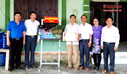 Trao quà cho công nhân Khu công nghiệp Nam Cấm