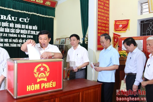 Chủ tịch Nguyễn Xuân Đường bỏ phiếu tại phường Hưng Phúc