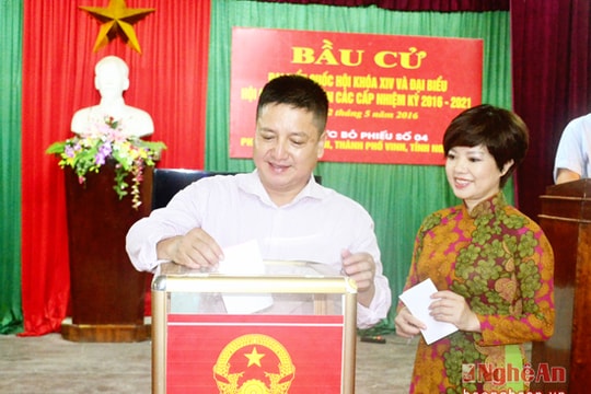 Vợ chồng táo giao thông Chí Trung bầu cử ở Nghệ An