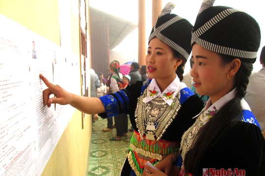 Hình ảnh đẹp về các bà, các mế miền Tây xứ Nghệ đi bầu cử