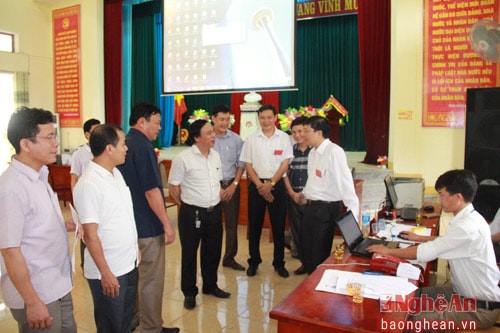 Đồng chí Lê Hồng Vinh kiểm tra 6 điểm bầu cử tại huyện  Tân Kỳ