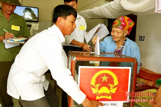 Nghệ An: Bệnh nhân phong bỏ phiếu trên giường bệnh