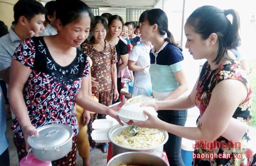 Thành đoàn Vinh phát 350 suất cơm miễn phí cho bệnh nhân nghèo