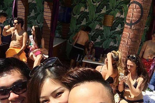 Hương Tràm mặc bikini ôm Cao Thái Sơn trên đất Mỹ