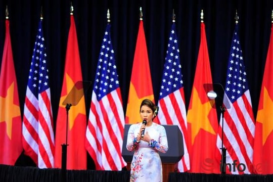 Ca sĩ Mỹ Linh nói gì khi bị chê hát Quốc ca chào đón Tổng thống Obama?