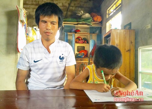 Cảm thương hai cha con bị đục thủy tinh thể bẩm sinh