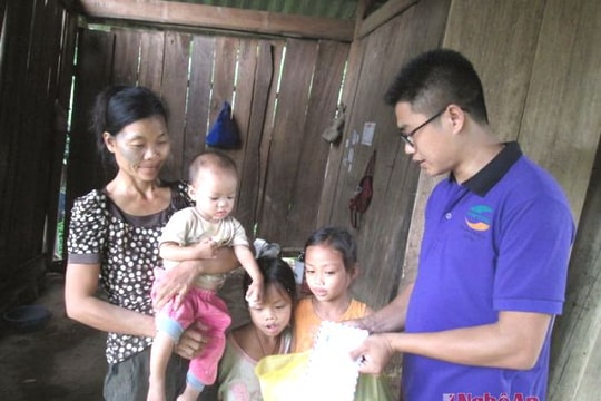 Tặng quà cho trẻ em có hoàn cảnh khó khăn và gia đình nạn nhân đuối nước