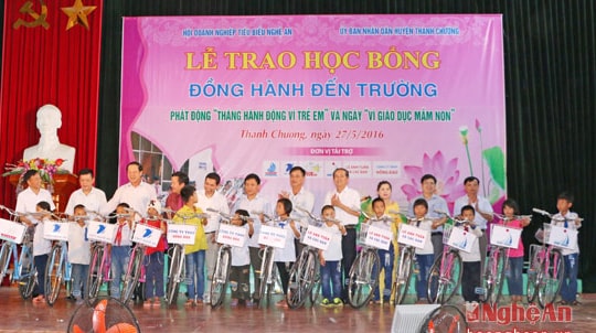 Hội Doanh nghiệp tiêu biểu tỉnh tặng xe đạp cho học sinh ở Thanh Chương