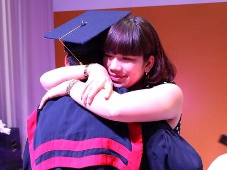 Con quỳ gối rửa chân cho cha mẹ trong lễ trưởng thành