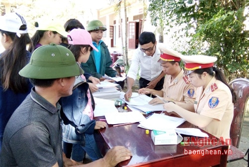 Về trực tiếp tại xã làm thủ tục đăng ký xe máy điện cho người dân