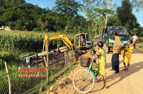 Tránh xe bò, xe tải chở sỏi lật xuống ruộng