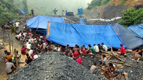 30 trinh sát khống chế 200 phu vàng