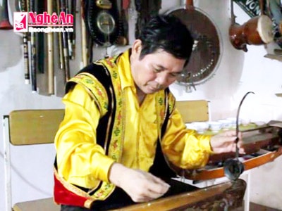 Thầy giáo dạy thể dục trổ tài chơi các nhạc cụ như nghệ sỹ chuyên nghiệp