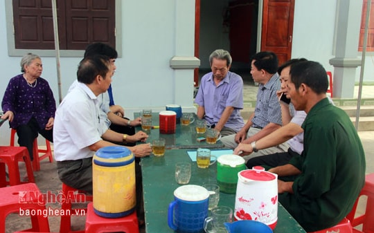 Cô trò mang giấy khen và phần thưởng tổng kết năm học đến thắp hương bạn