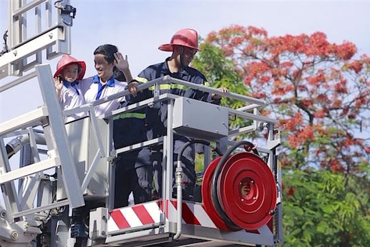 Bố mẹ cùng con làm lính cứu hỏa