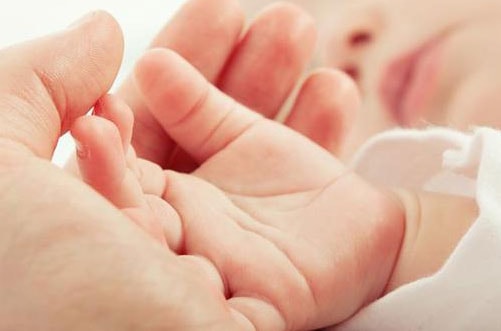 Bé trai dậy thì khi mới một tuổi