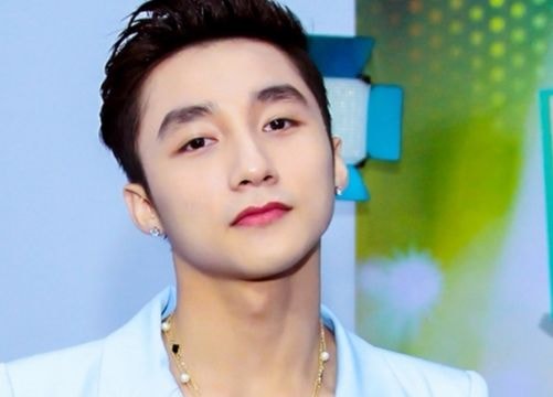 Sơn Tùng M-TP 'điệu đà' với vòng cổ ngọc trai