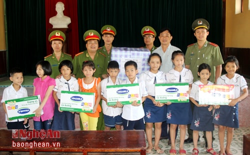 Nhiều món quà đến với trẻ em khó khăn ngày Quốc tế thiếu nhi 1/6