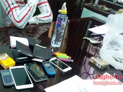 Nghệ An: Bắt quả tang 5 đối tượng sử dụng ma túy đá trong phòng hát Karaoke