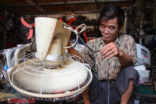 'Thợ gió' đắt hàng ngày nắng nóng