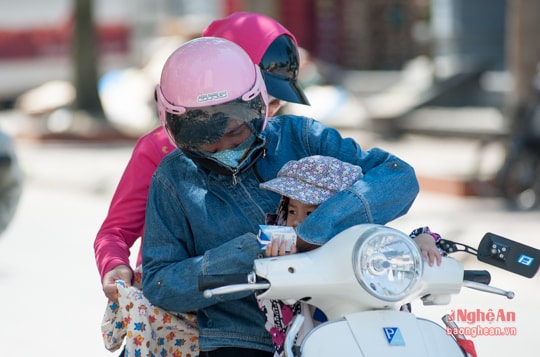 'Ninja' ra phố đối chọi với cái nóng khắc nghiệt đầu hè